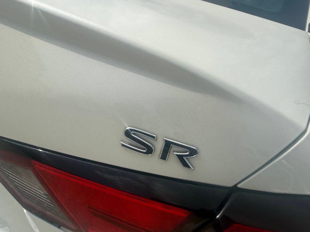 Nissan Altima Vehicle Full-screen Gallery Image 36