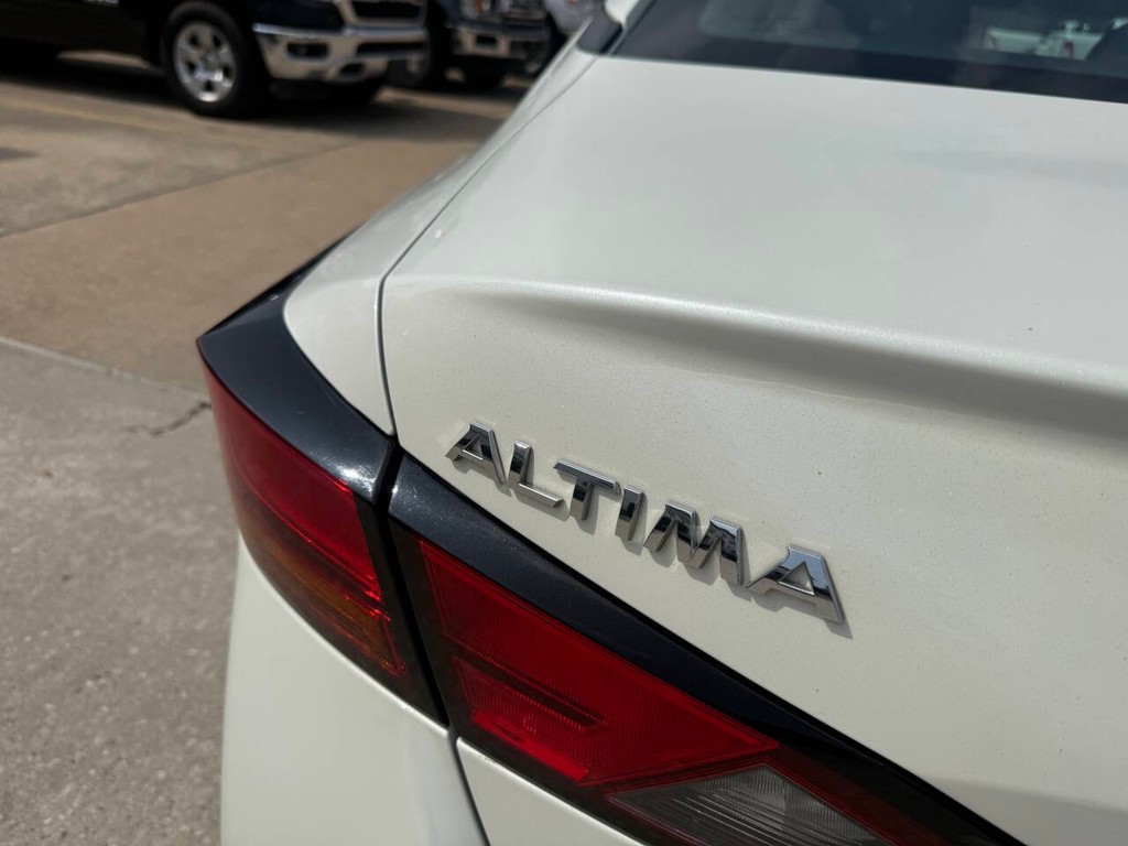 Nissan Altima Vehicle Full-screen Gallery Image 37