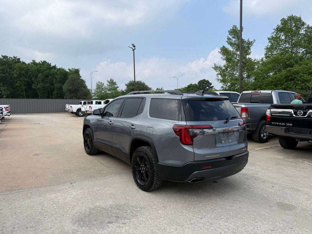 GMC Acadia Vehicle Full-screen Gallery Image 04