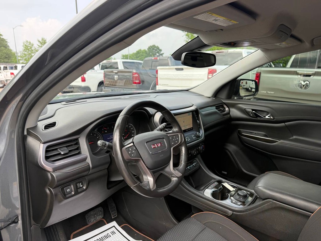 GMC Acadia Vehicle Full-screen Gallery Image 06