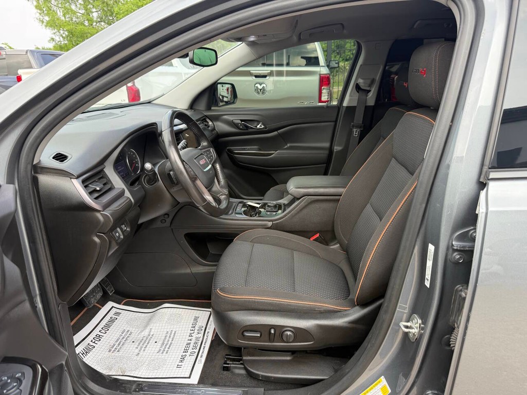 GMC Acadia Vehicle Full-screen Gallery Image 07
