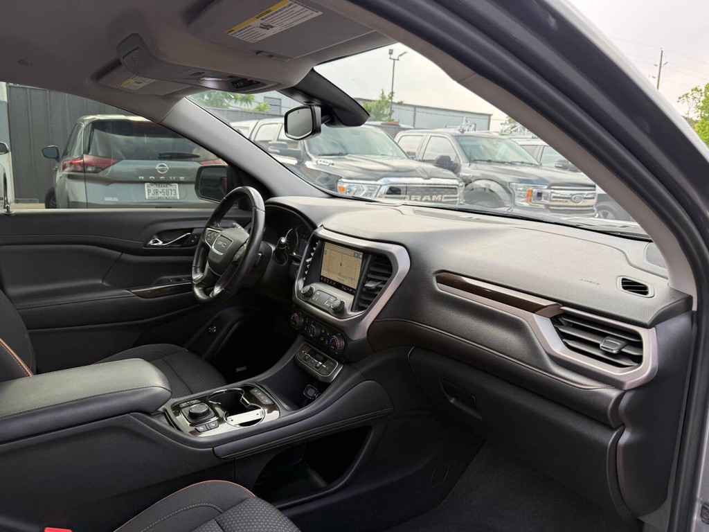 GMC Acadia Vehicle Full-screen Gallery Image 09