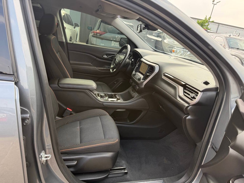 GMC Acadia Vehicle Full-screen Gallery Image 10