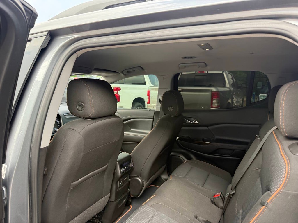GMC Acadia Vehicle Full-screen Gallery Image 12