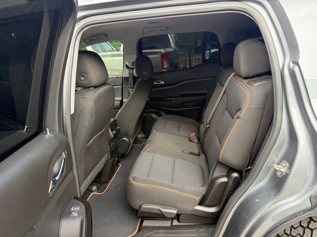 GMC Acadia Vehicle Full-screen Gallery Image 13