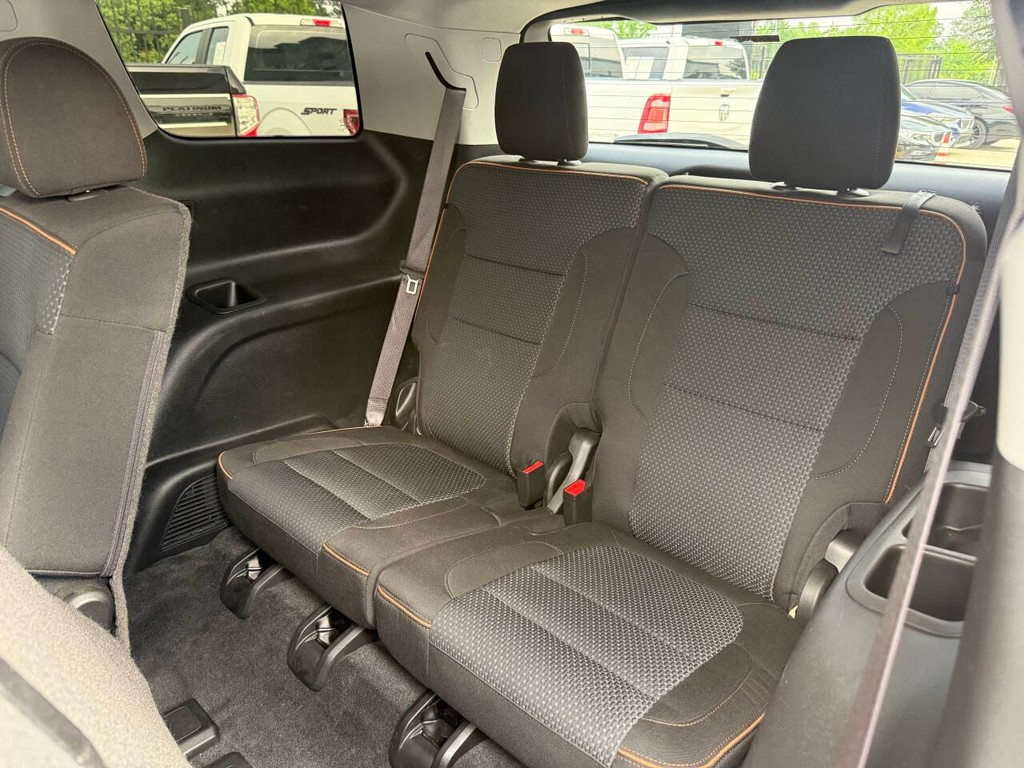 GMC Acadia Vehicle Full-screen Gallery Image 14