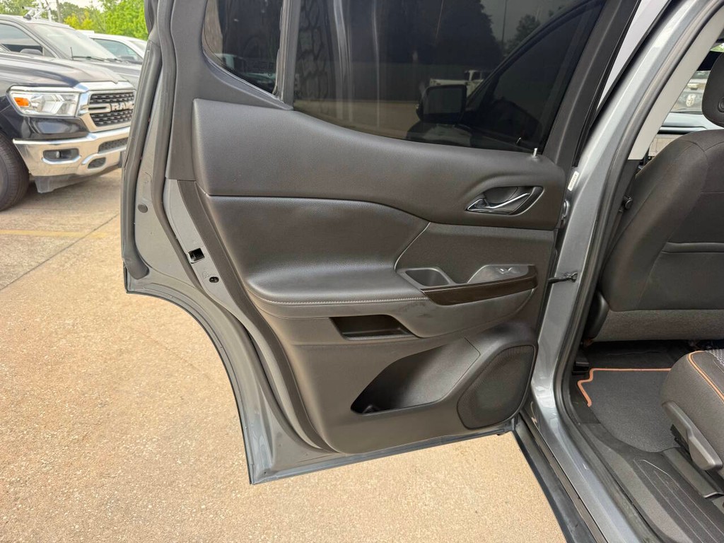 GMC Acadia Vehicle Full-screen Gallery Image 15