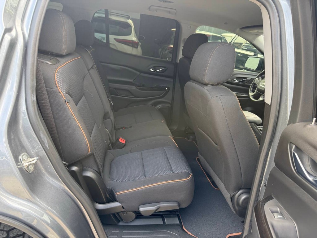GMC Acadia Vehicle Full-screen Gallery Image 16