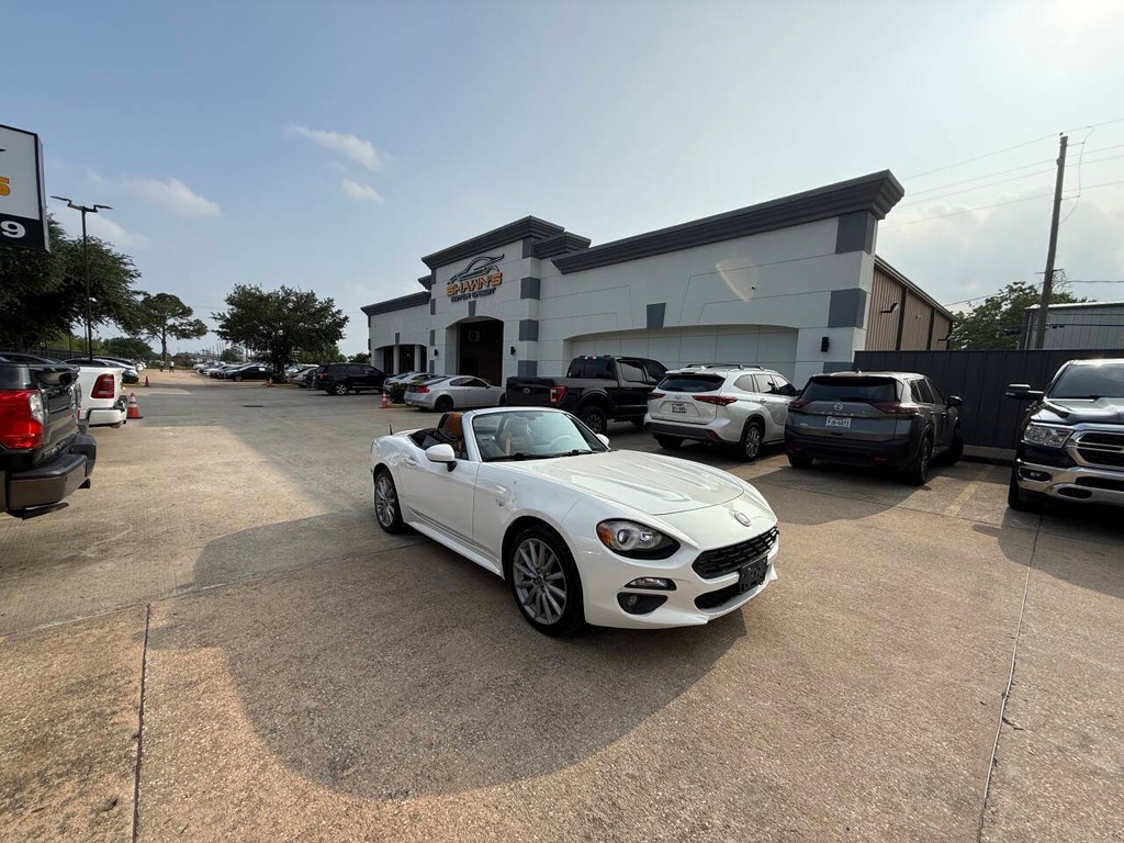 FIAT 124 Spider Vehicle Full-screen Gallery Image 02