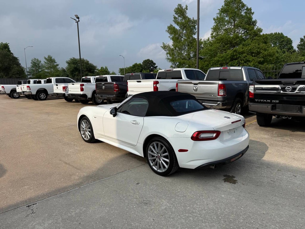 FIAT 124 Spider Vehicle Full-screen Gallery Image 07