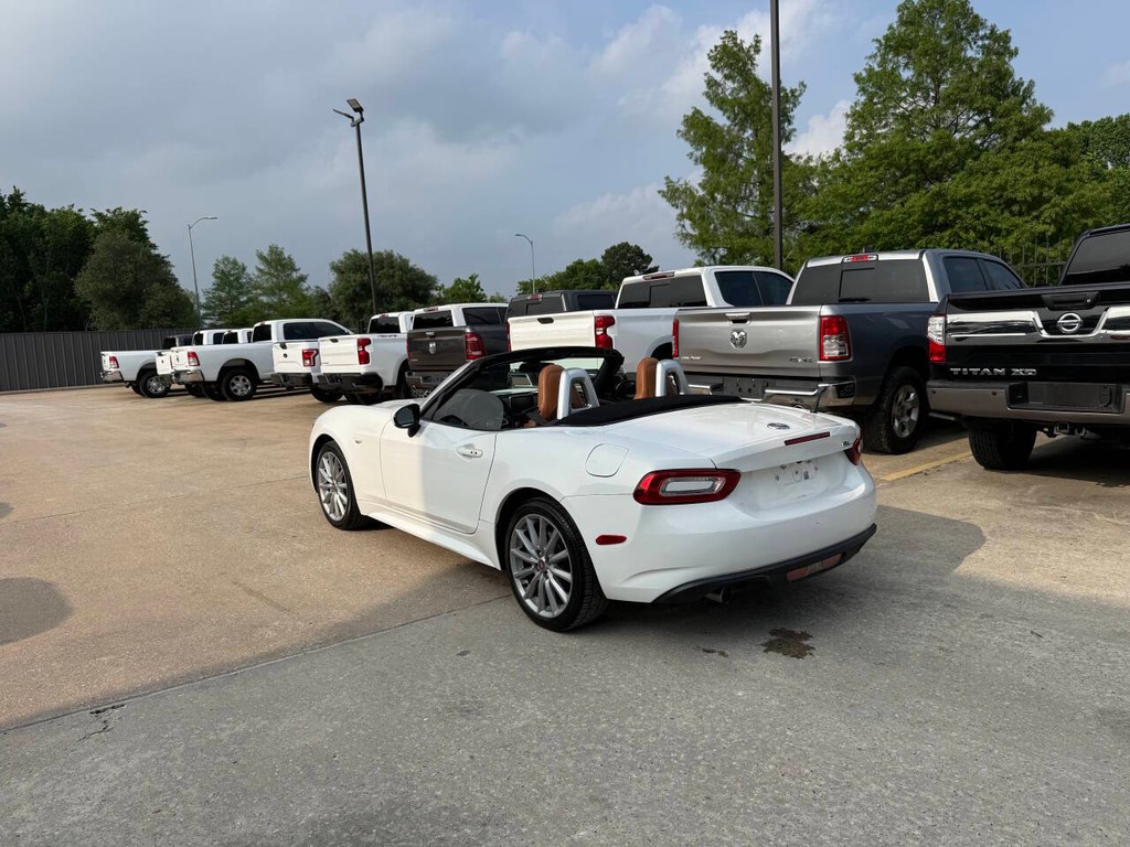FIAT 124 Spider Vehicle Full-screen Gallery Image 08