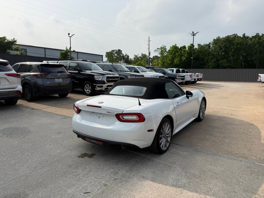 FIAT 124 Spider Vehicle Full-screen Gallery Image 09