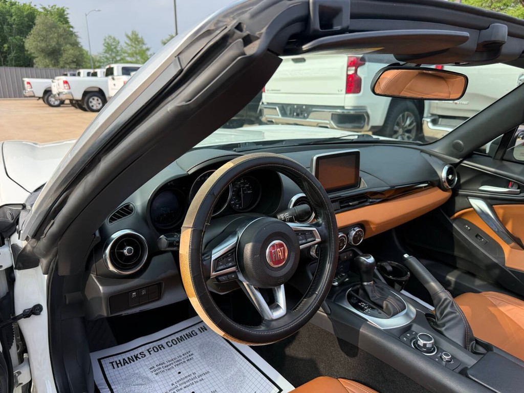 FIAT 124 Spider Vehicle Full-screen Gallery Image 10
