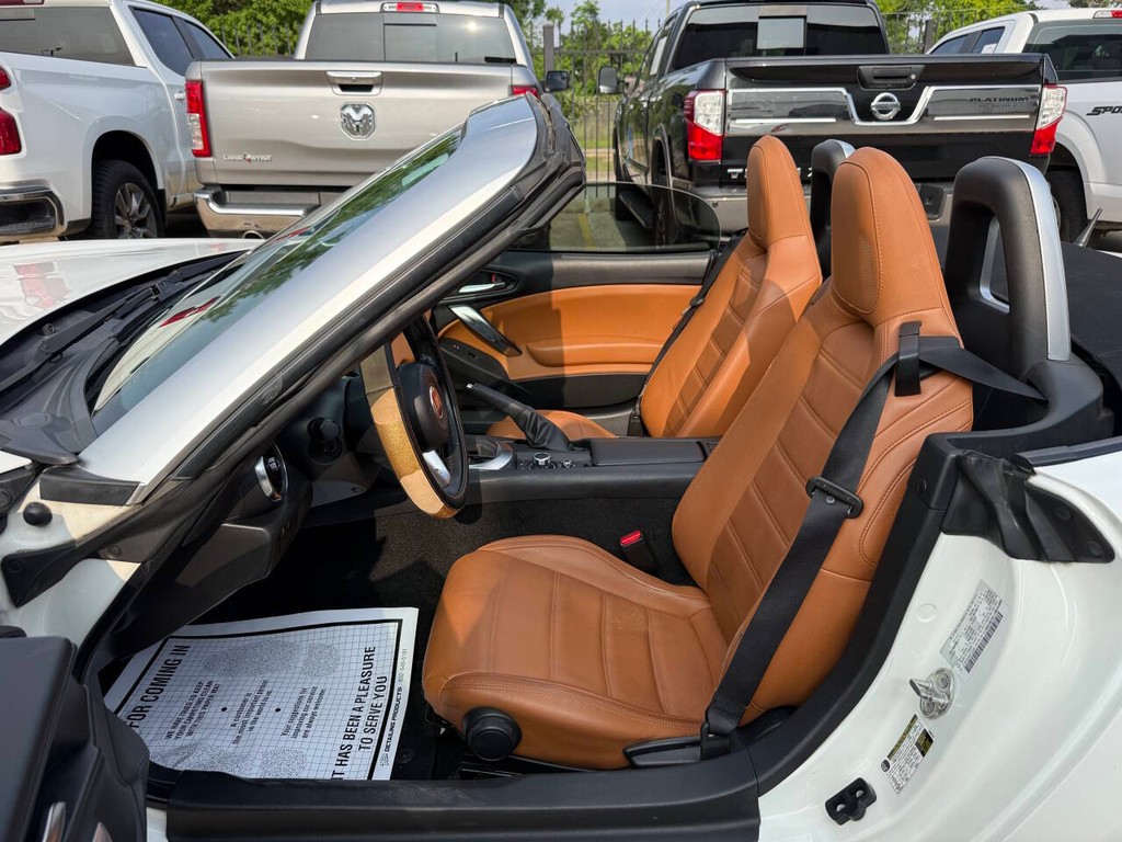 FIAT 124 Spider Vehicle Full-screen Gallery Image 11