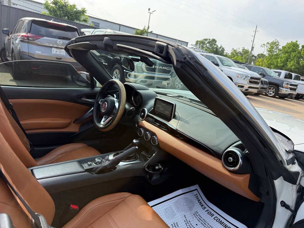 FIAT 124 Spider Vehicle Full-screen Gallery Image 13