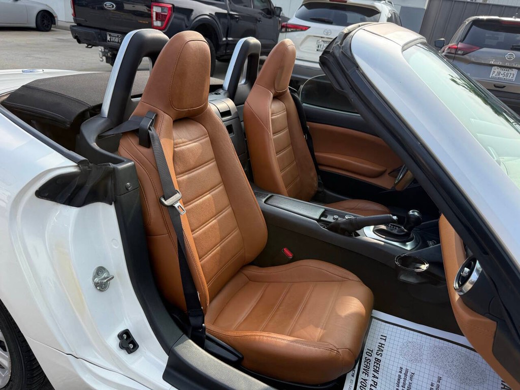 FIAT 124 Spider Vehicle Full-screen Gallery Image 14