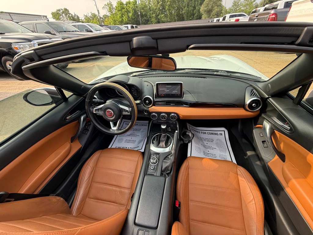 FIAT 124 Spider Vehicle Full-screen Gallery Image 17