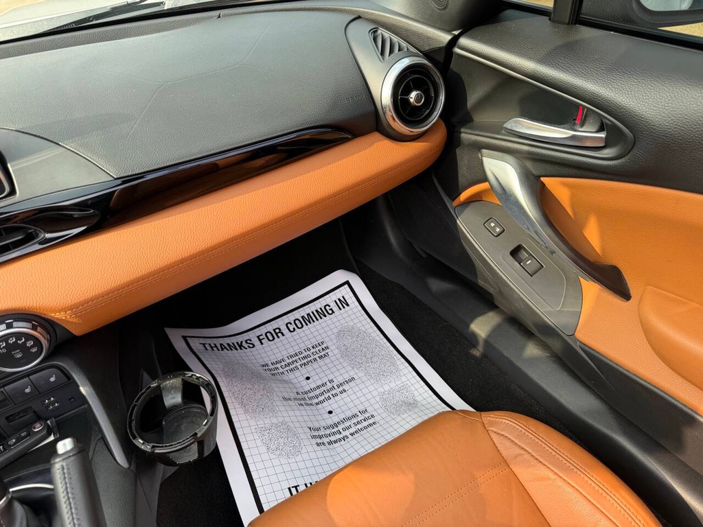 FIAT 124 Spider Vehicle Full-screen Gallery Image 19