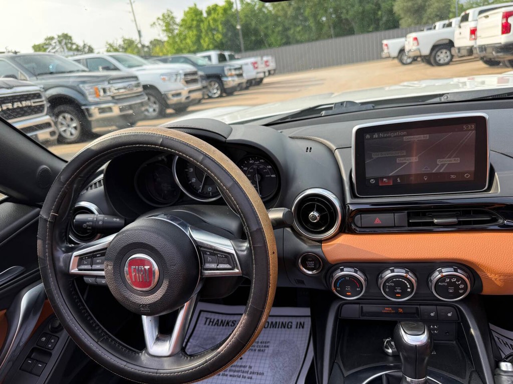 FIAT 124 Spider Vehicle Full-screen Gallery Image 23