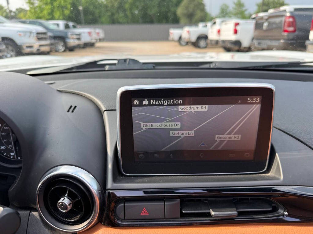FIAT 124 Spider Vehicle Full-screen Gallery Image 24