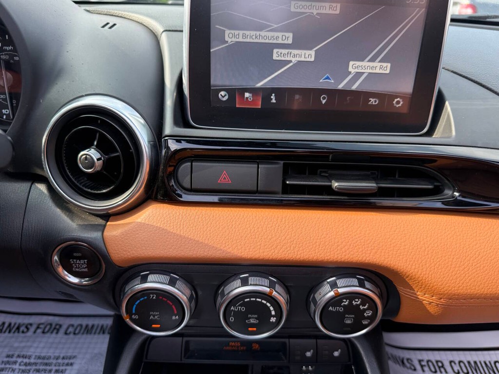 FIAT 124 Spider Vehicle Full-screen Gallery Image 25