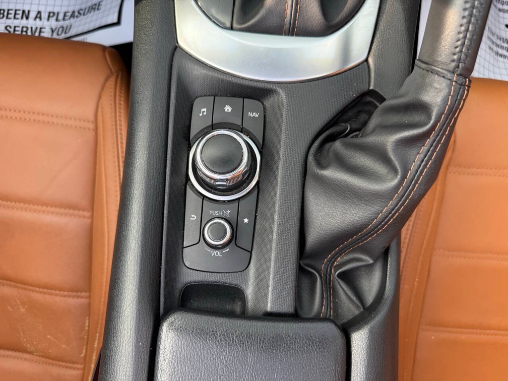 FIAT 124 Spider Vehicle Full-screen Gallery Image 28