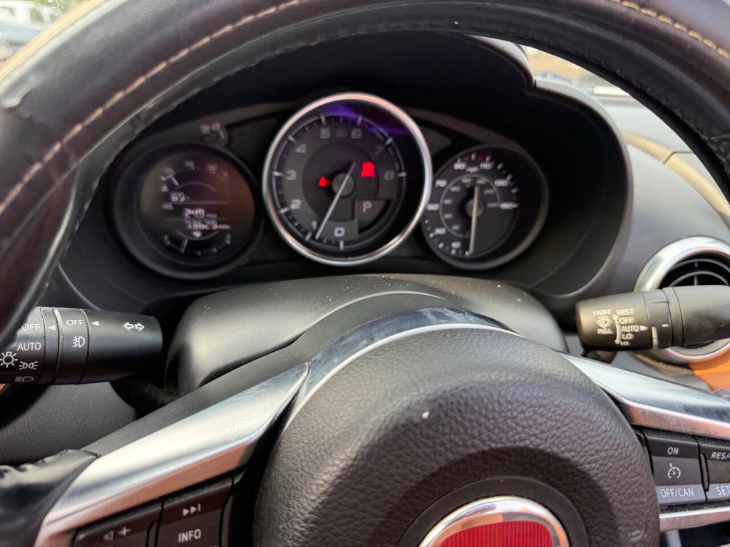 FIAT 124 Spider Vehicle Full-screen Gallery Image 31