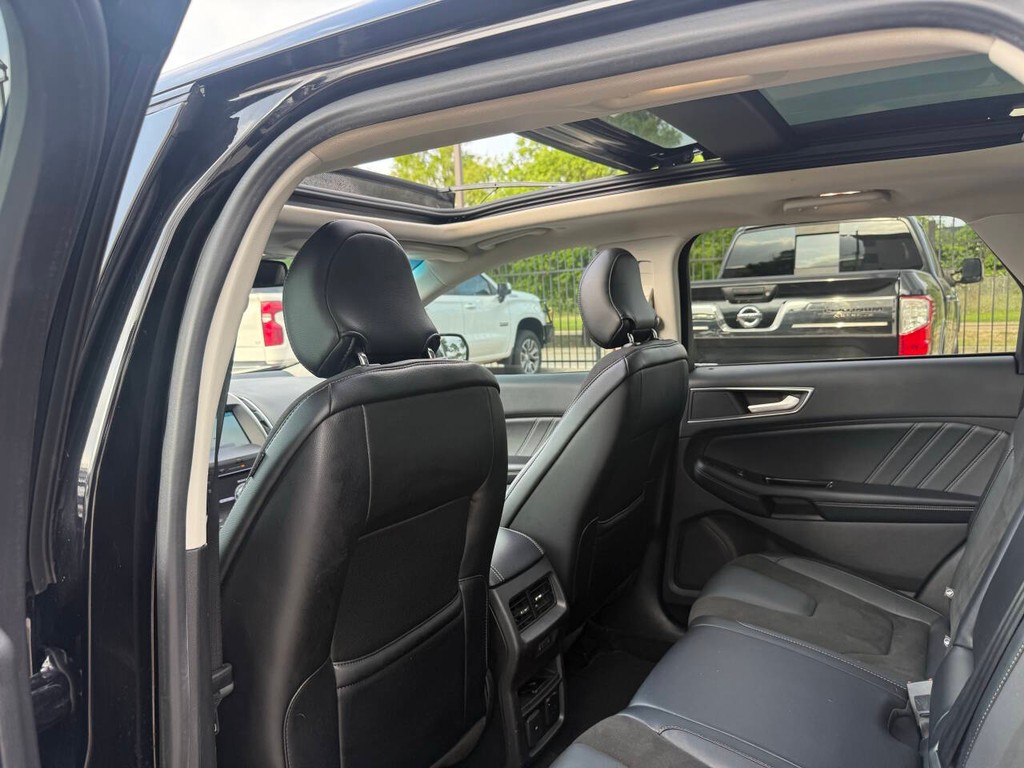 Ford Edge Vehicle Full-screen Gallery Image 12