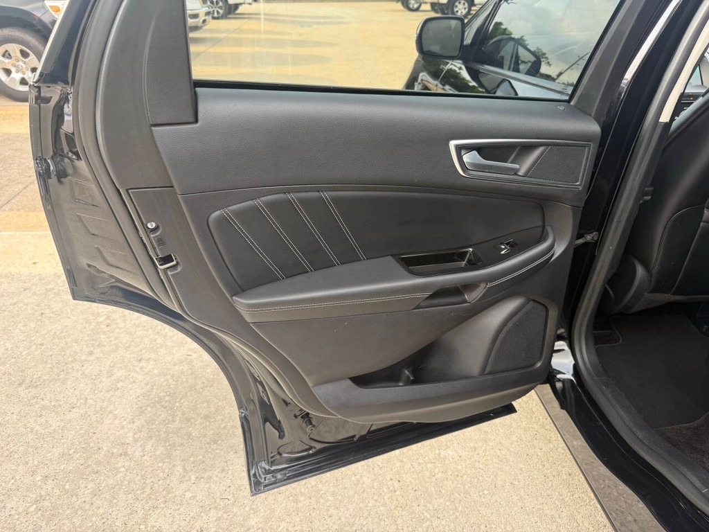 Ford Edge Vehicle Full-screen Gallery Image 14