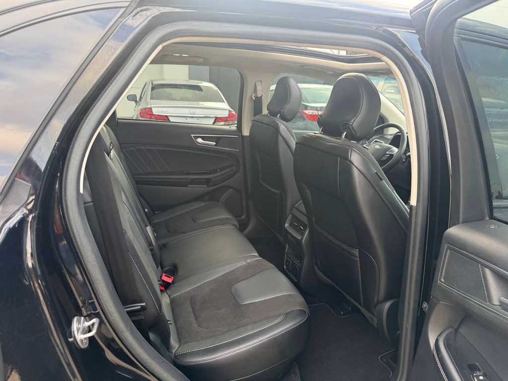 Ford Edge Vehicle Full-screen Gallery Image 15