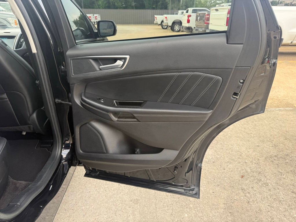 Ford Edge Vehicle Full-screen Gallery Image 16