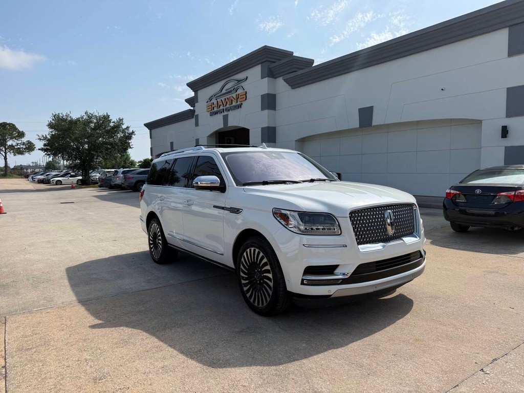 Lincoln Navigator Vehicle Full-screen Gallery Image 02