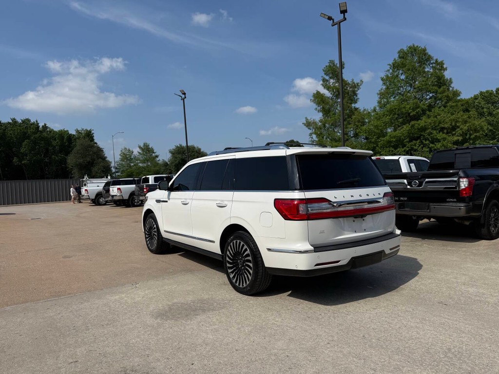 Lincoln Navigator Vehicle Full-screen Gallery Image 04