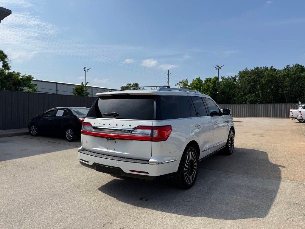 Lincoln Navigator Vehicle Full-screen Gallery Image 05