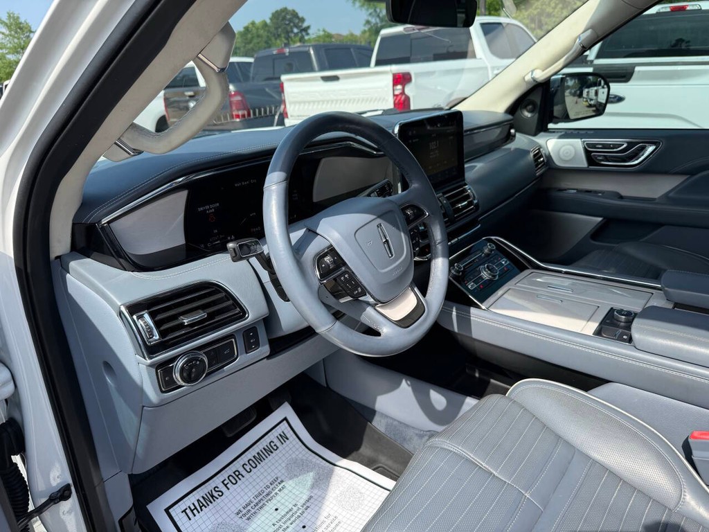 Lincoln Navigator Vehicle Full-screen Gallery Image 06