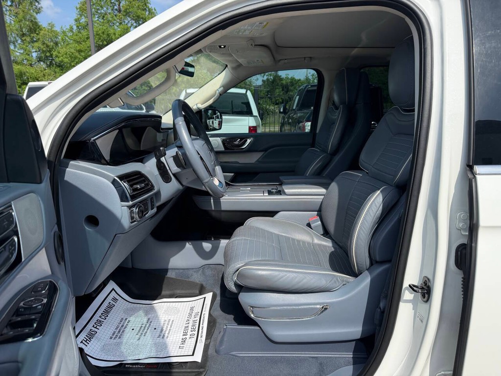 Lincoln Navigator Vehicle Full-screen Gallery Image 07