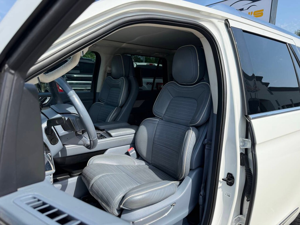 Lincoln Navigator Vehicle Full-screen Gallery Image 08