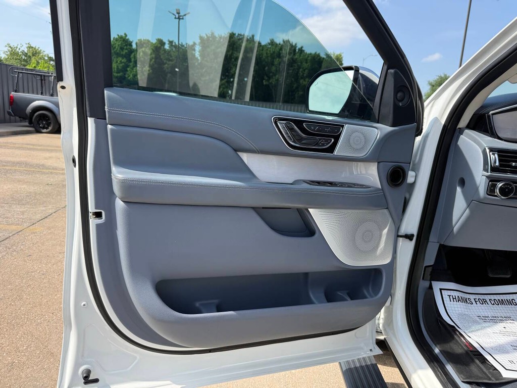 Lincoln Navigator Vehicle Full-screen Gallery Image 09