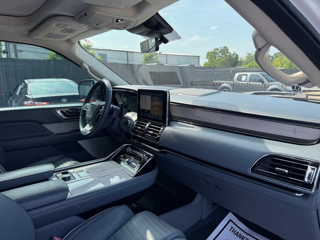 Lincoln Navigator Vehicle Full-screen Gallery Image 10