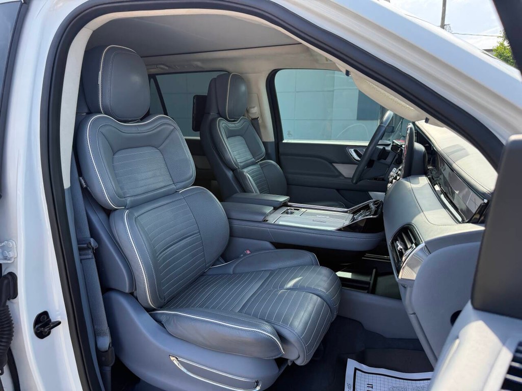 Lincoln Navigator Vehicle Full-screen Gallery Image 11