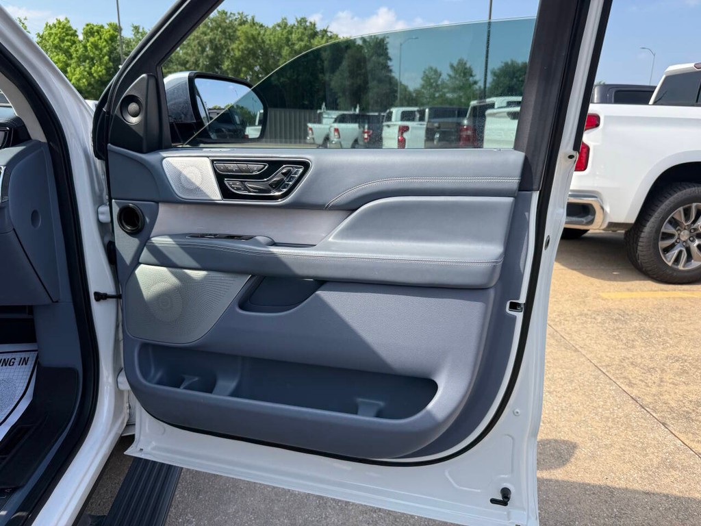 Lincoln Navigator Vehicle Full-screen Gallery Image 12