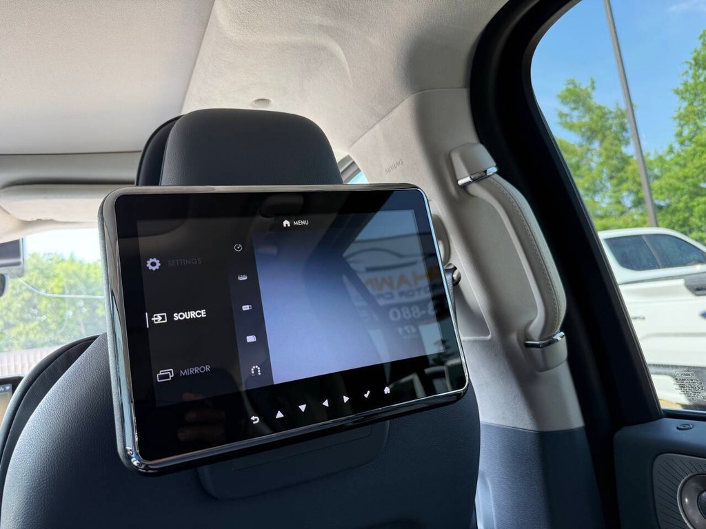 Lincoln Navigator Vehicle Full-screen Gallery Image 13