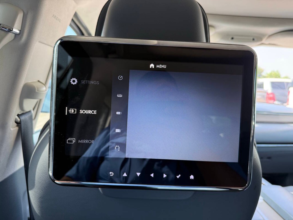 Lincoln Navigator Vehicle Full-screen Gallery Image 14