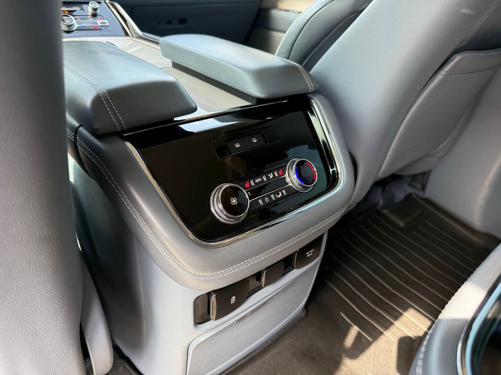 Lincoln Navigator Vehicle Full-screen Gallery Image 15