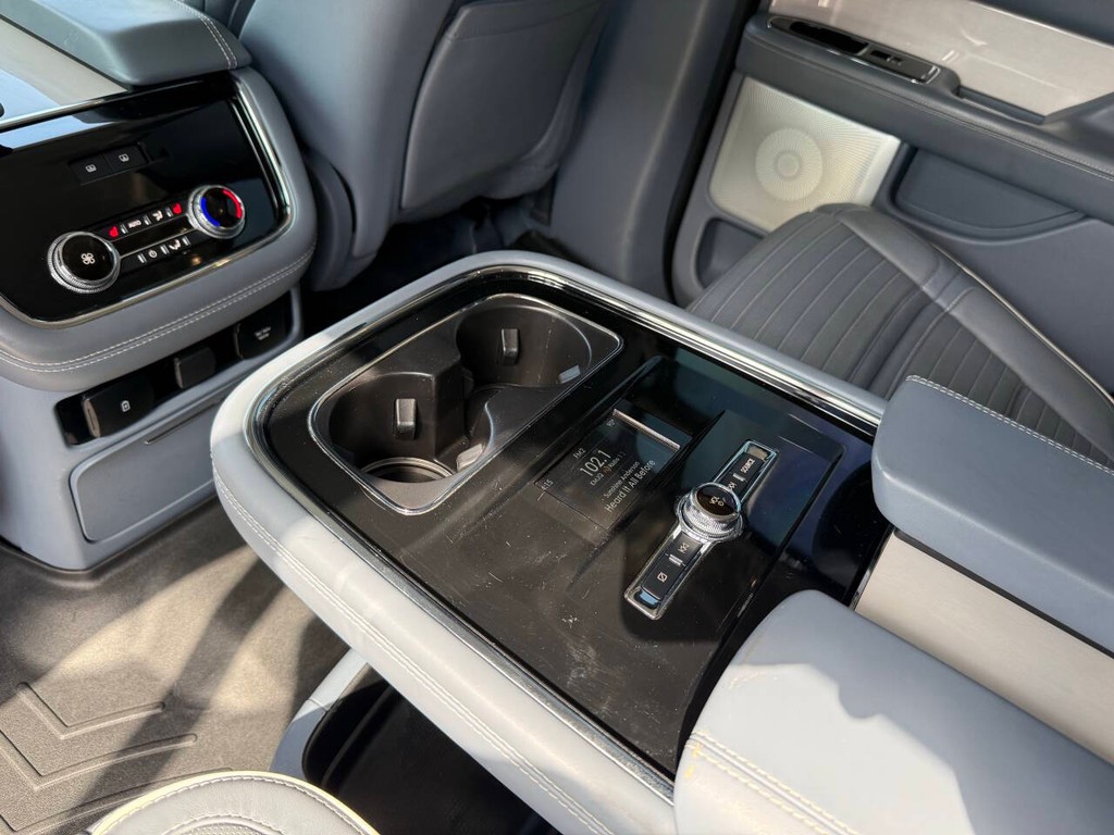 Lincoln Navigator Vehicle Full-screen Gallery Image 16