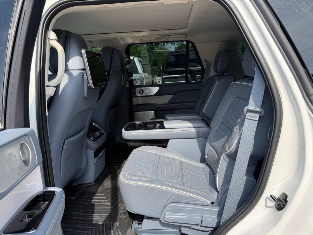 Lincoln Navigator Vehicle Full-screen Gallery Image 17