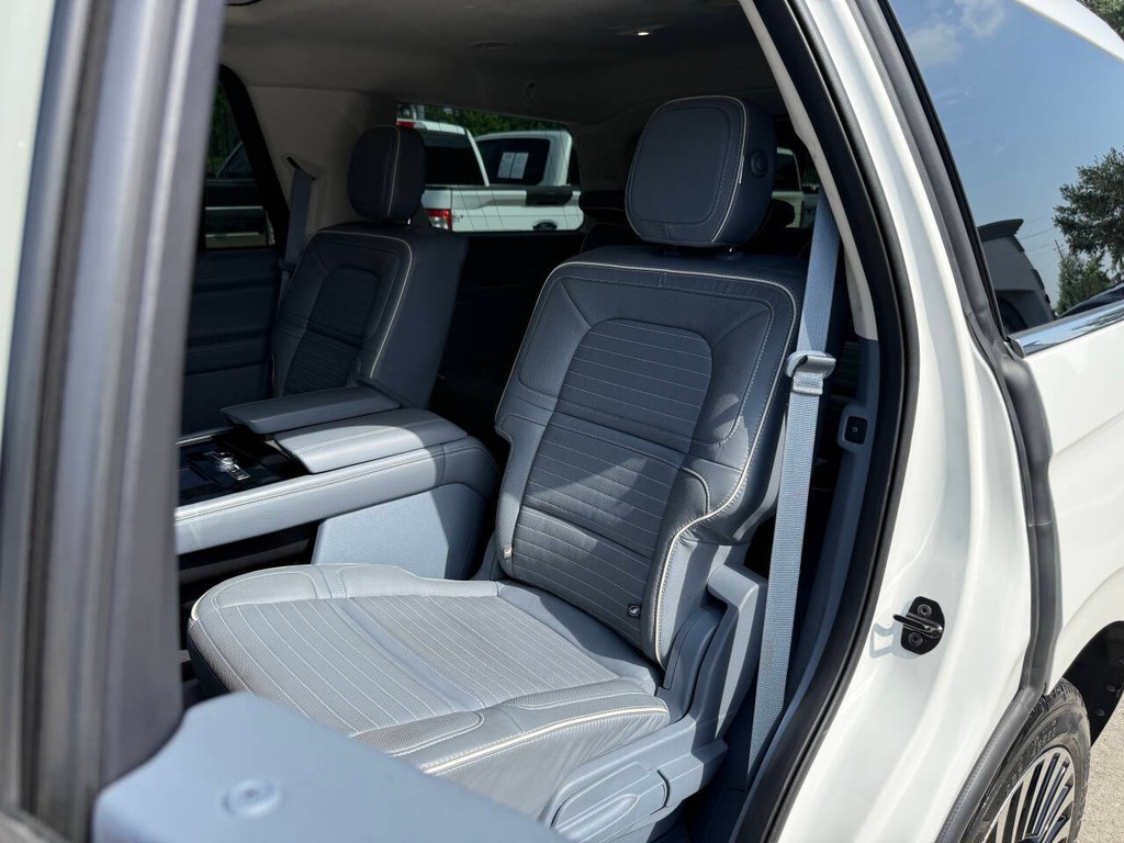 Lincoln Navigator Vehicle Full-screen Gallery Image 18