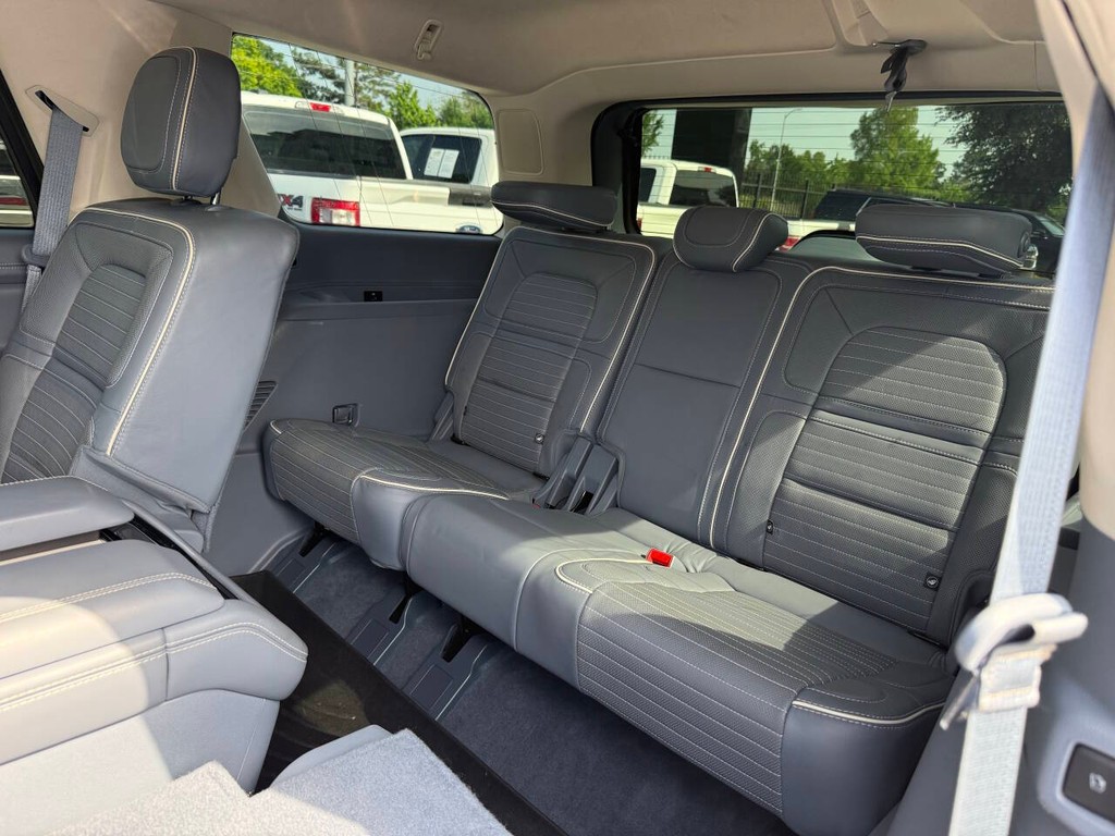 Lincoln Navigator Vehicle Full-screen Gallery Image 19