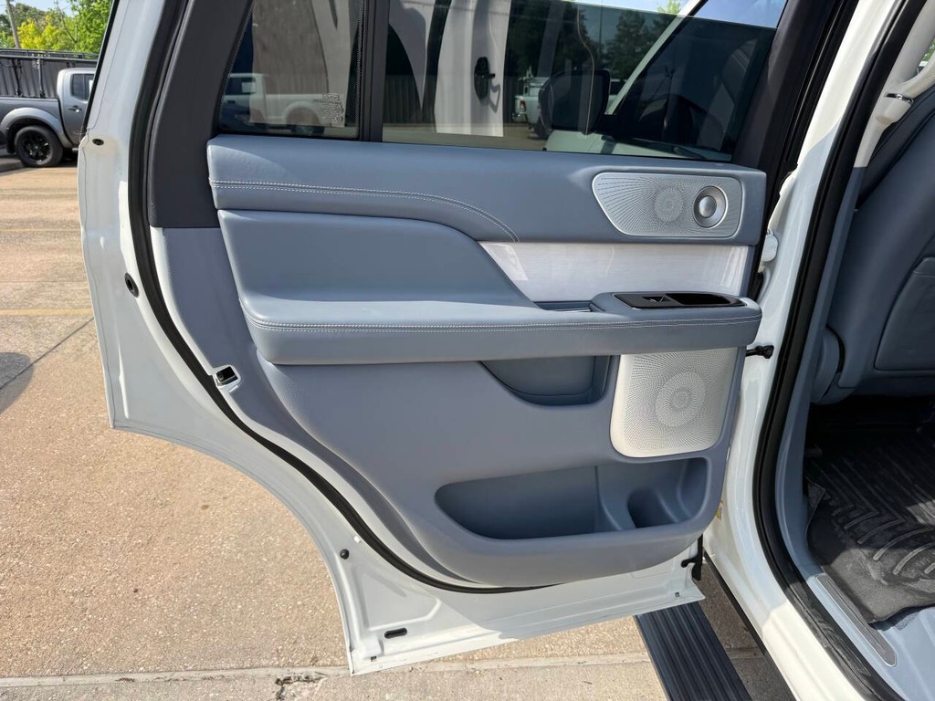 Lincoln Navigator Vehicle Full-screen Gallery Image 20