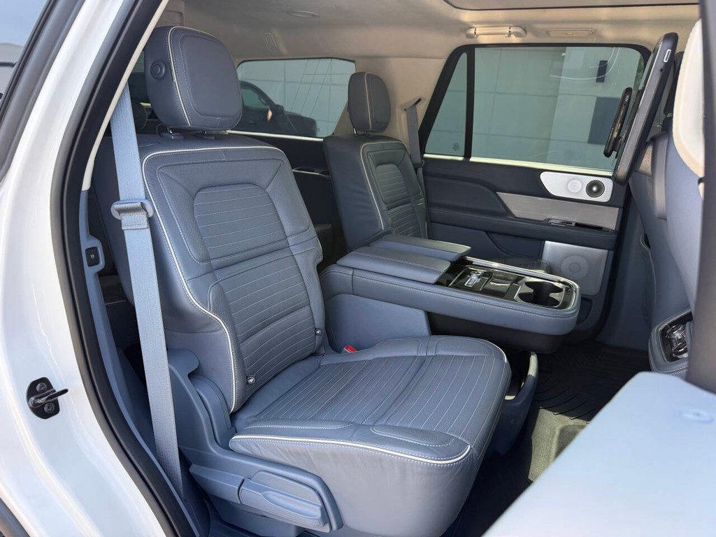 Lincoln Navigator Vehicle Full-screen Gallery Image 21